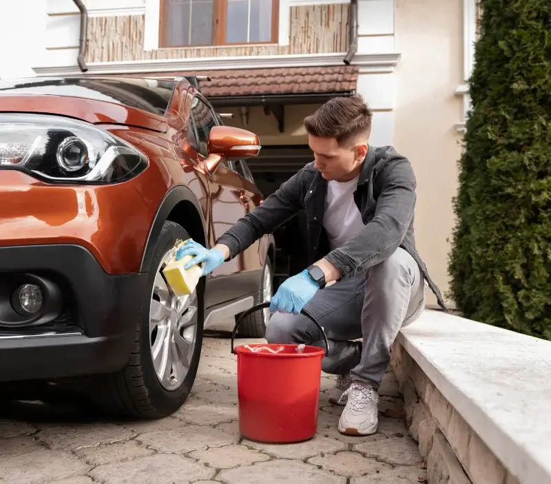 Lavage auto à domicile Milhac-de-Nontron : professionnel intervenant sur un véhicule